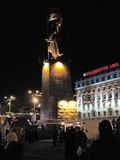 Памятник Борцам за власть Советов на центральной площади Владивостока 
              ночью